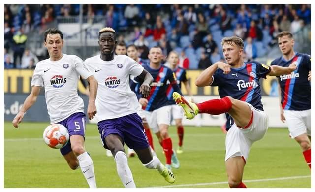 爱游戏娱乐-柏林赫塔在德国足球比赛中获胜