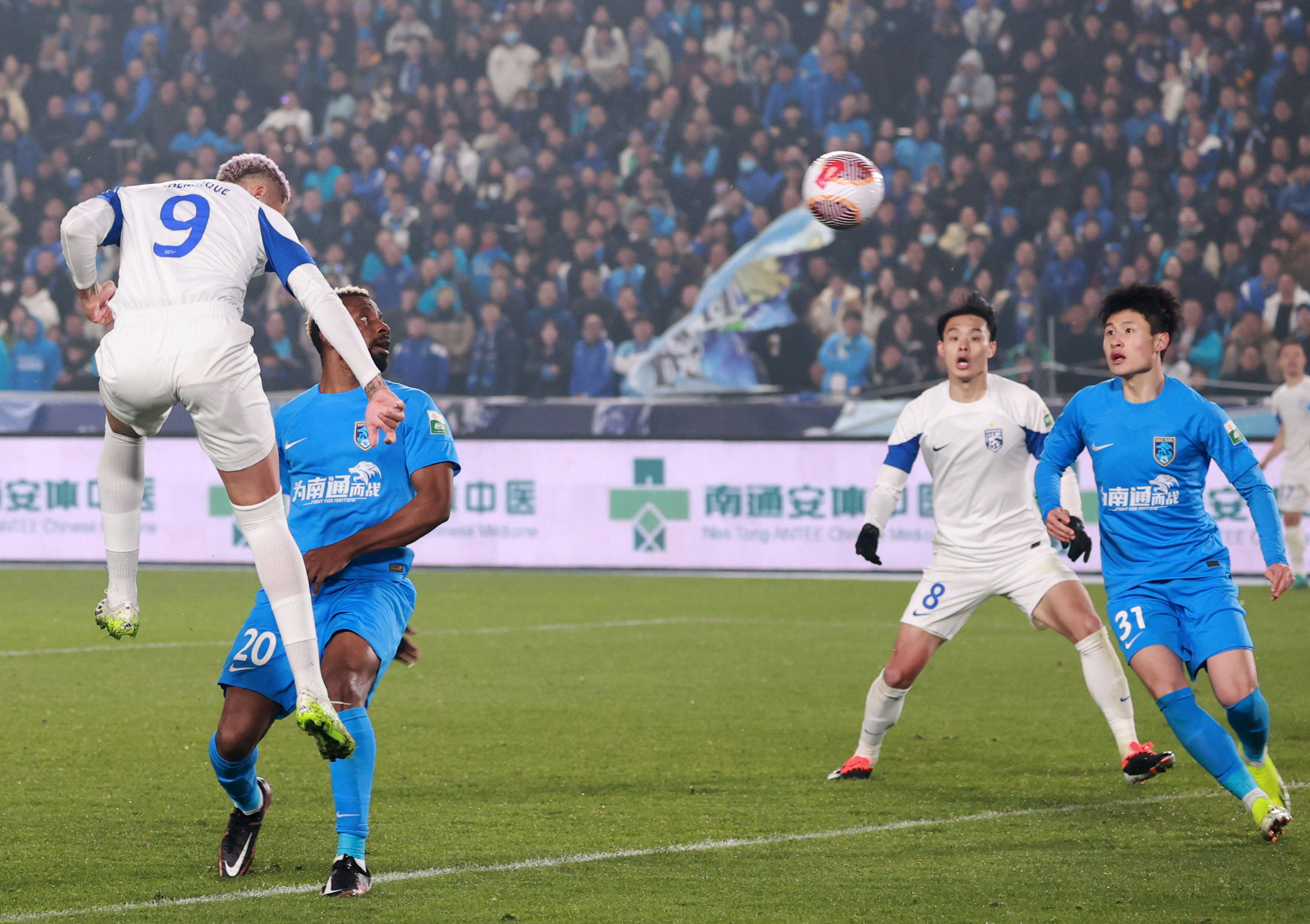 爱游戏注册-足球联赛中的精妙配合赢得掌声